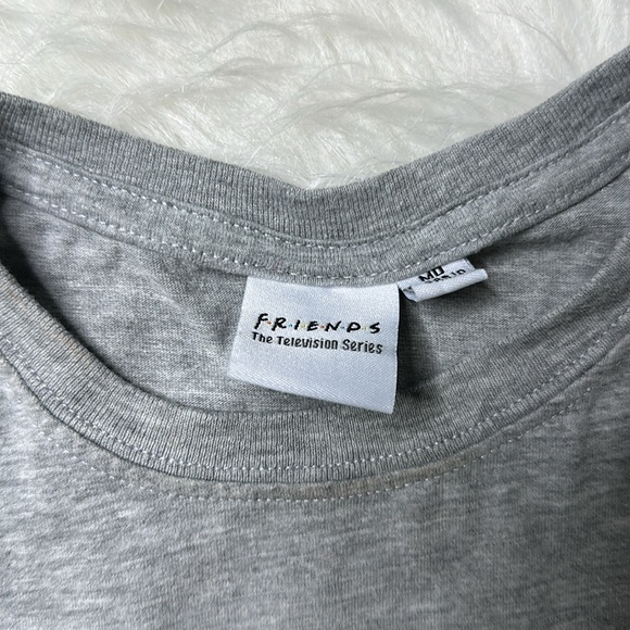 Friends Holiday T-shirt Size Medium - Picture 3 of 6